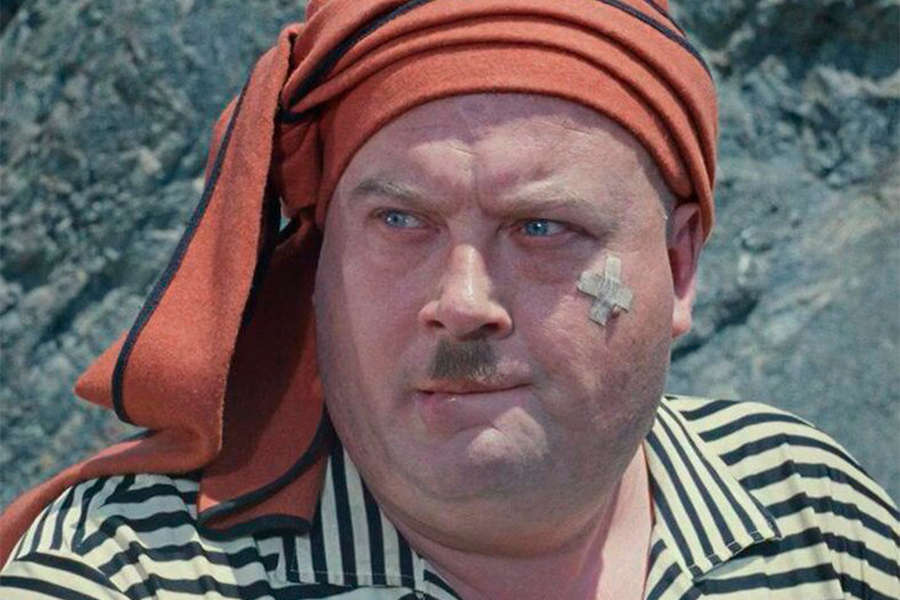 Евгений Моргунов в роли Бывалого в кадре из фильма «Кавказская пленница» (1966)
