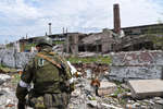 Военнослужащий батальона «Восток» Народной милиции ДНР обходит территорию разрушенного комбината «Азовсталь» в Мариуполе, 21 мая 2022 года