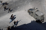 Палестинцы бросают камни в машину израильской армии близ города Тубас, 1 сентября 2023 года