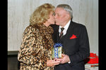 Барбара Синатра и ее супруг Фрэнк во время вечеринки в честь 80-летия артиста в Беверли-Хиллз, 1995 год