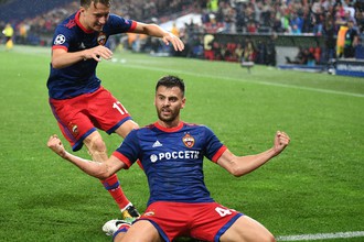 Защитник ЦСКА Георгий Щенников радуется забитому мячу в ворота «Янг Бойз»