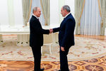 Президент России Владимир Путин и премьер-министр Армении Никол Пашинян перед началом трехсторонних переговоров по поводу ситуации в Нагорном Карабахе, 11 января 2021 года
