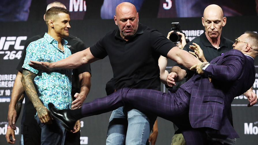 Конор Макгрегор бьет Дастина Порье на битве взглядов перед турниром UFC 264
