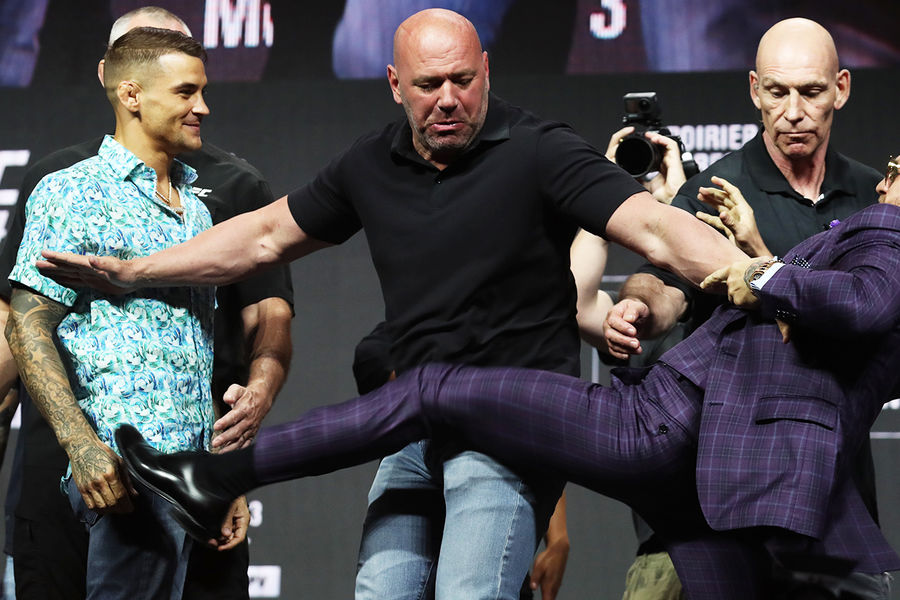 Конор Макгрегор бьет Дастина Порье на битве взглядов перед турниром UFC 264