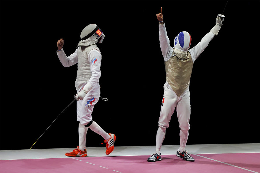 Российский спортсмен Антон Бородачёв и Эрван Ле Пешу (Франция) в финальном поединке командного первенства по фехтованию на рапирах среди мужчин на XXXII летних Олимпийских играх, 2021 год