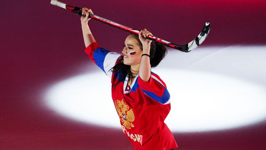 Загитова показала, как испугалась силового приема в хоккейном матче