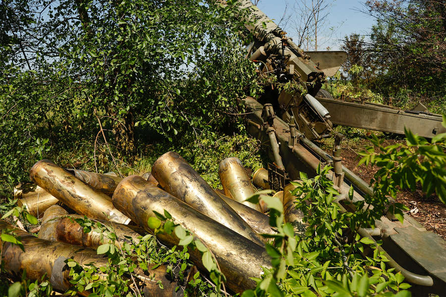 Гильзы от снарядов 152-мм пушки 2А36 «Гиацинт-Б» на позициях артиллерийских войск Народной милиции ДНР во время выполнения боевых задач под городом Авдеевка