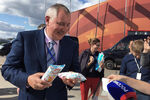 Генеральный директор госкорпорации «Роскосмос» Дмитрий Рогозин с мороженым на открытии Международного авиационно-космического салона МАКС-2019 в Жуковском