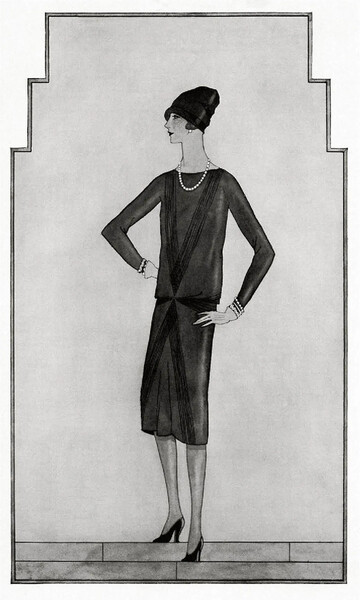 Черное платье Коко Шанель было впервые представлено в&nbsp;октябре 1926&nbsp;года. На&nbsp;обложке журнала Vogue изобразили женщину в&nbsp;платье с&nbsp;заниженной талией длиной до&nbsp;колена и с&nbsp;длинными рукавами. Шею модели украшала нитка жемчуга, голову &mdash; шляпка-колокол.
