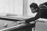 Чемпион мира по шахматам Борис Спасский во время игры в бильярд в Москве, март 1970 года