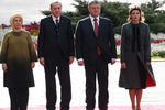 Президент Украины Петр Порошенко с супругой Мариной и президент Турции Реджеп Тайип Эрдоган с супругой Эмине во время встречи в Киеве, 7 октября 2017 года