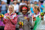 Мария Шарапова (серебряная медаль), Серена Уильямс (золотая медаль) и Виктория Азаренко (бронзовая медаль) на церемонии награждения призеров женского одиночного разряда на теннисном турнире ХХХ летних Олимпийских игр, 2012 год