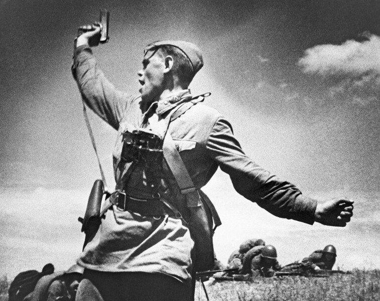 &laquo;Комбат&raquo;. Младший политрук 220-го стрелкового полка 4-й стрелковой дивизии 18-й армии Алексей Еременко заменил раненого командира роты и погиб, поднимая бойцов в&nbsp;контратаку, 1942&nbsp;год 