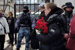 Церемония прощания с рэпером Пашей Техником возле храма Петра и Павла в Лефортово в Москве, 11 апреля 2025 года
