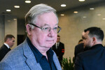 Президент Российского книжного союза Сергей Степашин на церемонии прощания с председателем Верховного суда РФ Ириной Подносовой в траурном зале ЦКБ Управления делами президента РФ в Москве, 24 июля 2025 года