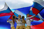 Учатники концерта на площади Островского, приуроченного к празднованию Дня Государственного флага Российской Федерации