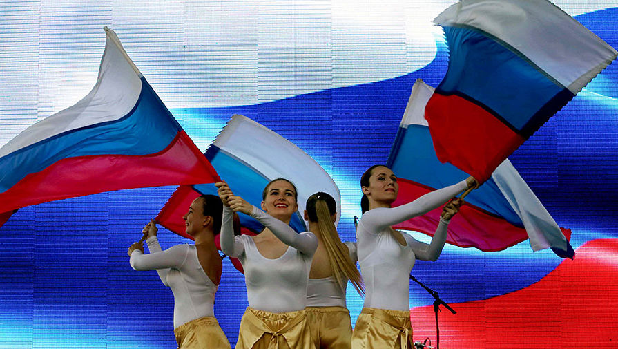 Учатники концерта на&nbsp;площади Островского, приуроченного к&nbsp;празднованию Дня Государственного флага Российской Федерации