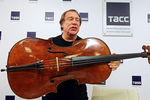 Сергей Ролдугин во время пресс-конференции, на которой он продемонстрировал виолончель «Стюард»