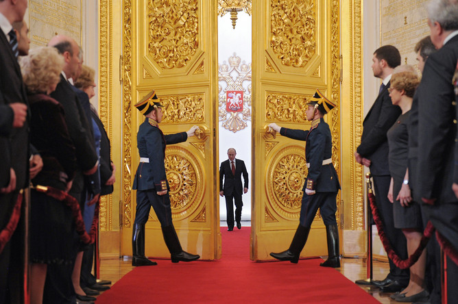 Избранный президент РФ Владимир Путин (в центре) входит в Андреевский зал Большого Кремлевского дворца во время церемонии инаугурации, 7 мая 2012 года