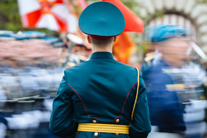 Военнослужащие на военном параде, посвященном 72-й годовщине победы в Великой Отечественной войне