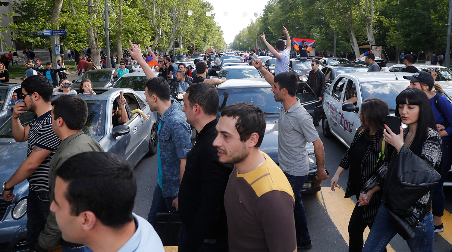 Жители еревана. Мужчины в черном на улицах Еревана. Основные заболевания жителей Еревана.
