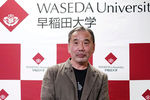 Писатель Харуки Мураками после пресс-конференции в университете Васеда в Японии, 2018 год