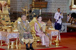 Король Маха Вачиралонгкорн и королева Сутхида во время официальной церемонии коронации в Большом дворце в Бангкоке, 4 мая 2019 года