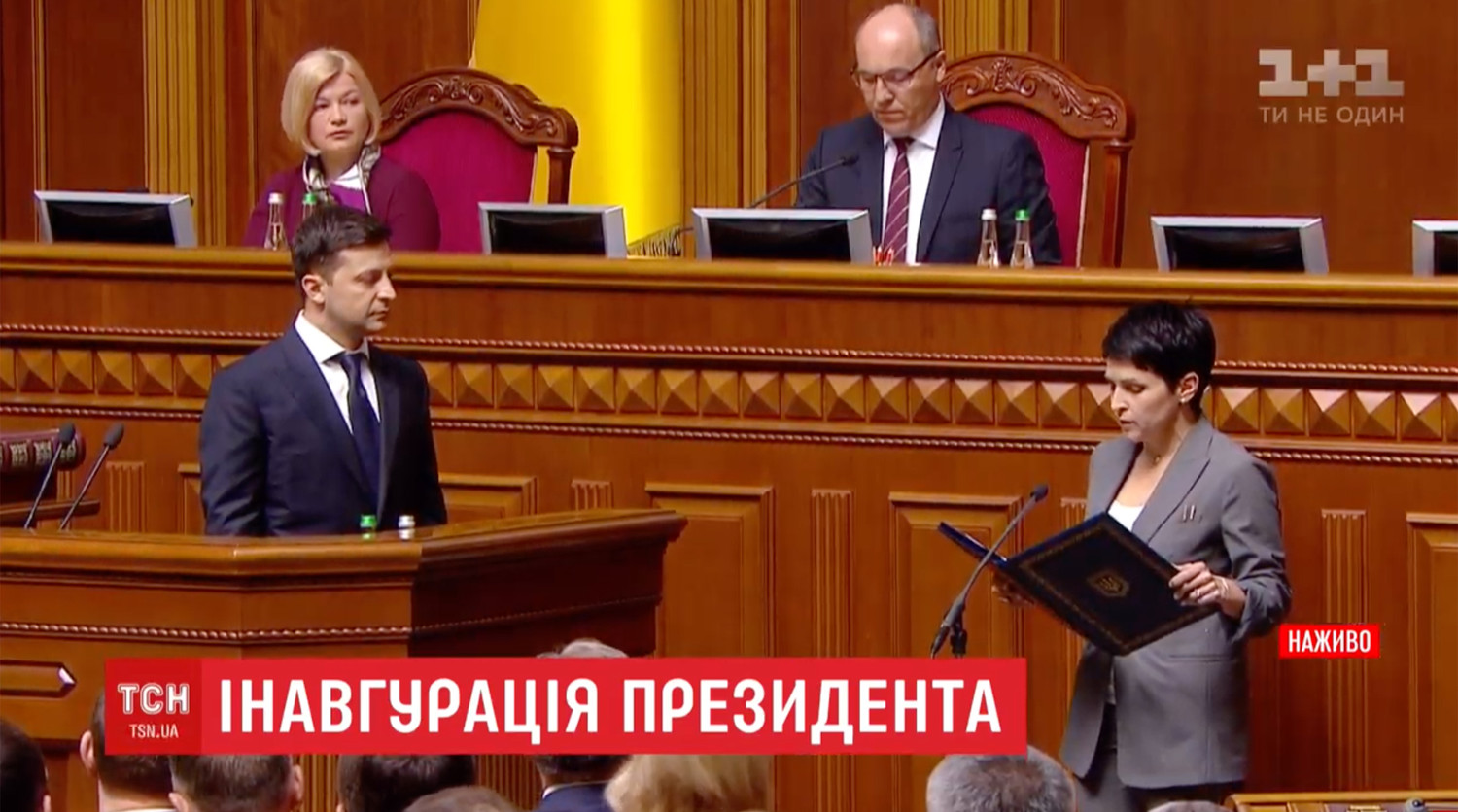 Зеленский впервые обратился к украинцам на посту президента