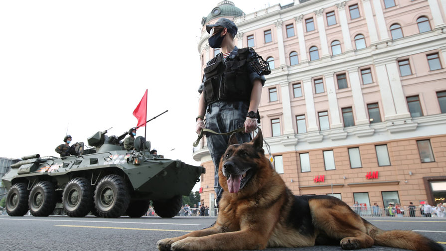 Военнослужащий с собакой во время проезда военной техники на Тверской улице перед репетицией парада на Красной площади, посвященного 75-й годовщине Победы в Великой Отечественной войне, 17 июня 2020 года
