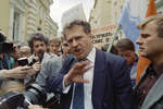 Лидер ЛДПР Владимир Жириновский принимает участие в пикетировании посольства Японии в России под лозунгом «Курилы — земля России», 1992 год 