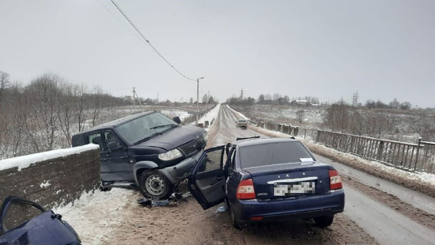 В Тверской области УАЗ Патриот повис на мосту после ДТП с Lada Priora