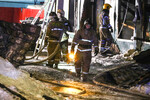 Сотрудники МЧС во время тушения пожара в частном доме престарелых. Кемерово, 24 декабря 2022 года