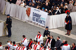 Люди держат баннер «Спасибо, папа Бенедикт» во время церемонии прощания с папой Бенедиктом XVI на площади Святого Петра в Ватикане, 5 января 2023 года 