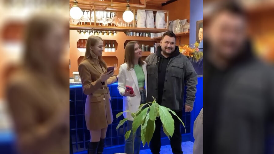 Лидер Руки Вверх Сергей Жуков спел посетительницам кафе в Москве