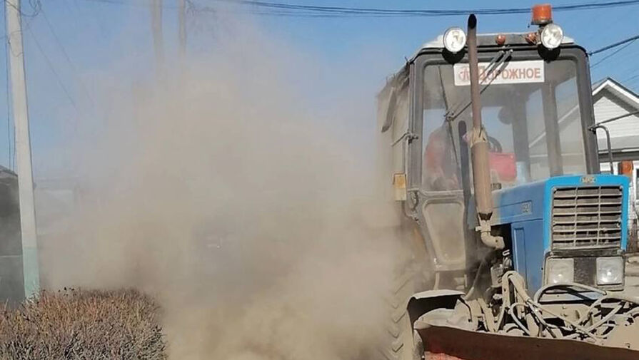 В Нижнем Новгороде трактор засыпал грязью пассажира, ожидавшего автобус