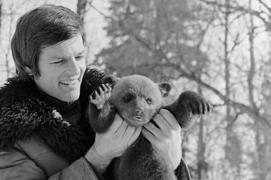 Американский певец Дин Рид с медвежонком в Карелии, 1974 год