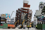 Рабочие на месте обрушения здания после землетрясения в Хуаляне, Тайвань, 4 апреля 2024 года 