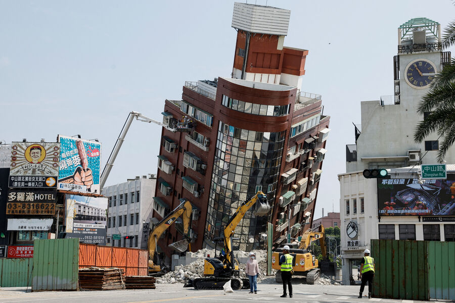 Рабочие на&nbsp;месте обрушения здания после землетрясения в&nbsp;Хуаляне, Тайвань, 4&nbsp;апреля 2024&nbsp;года 