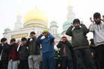 Верующие у Московской соборной мечети во время богослужения в день праздника Ураза-байрам, 10 апреля 2024 года