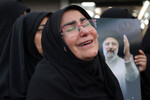 Жительница Тегерана оплакивает кончину покойного президента Ирана Эбрахима Раиси, 20 мая 2024 года
