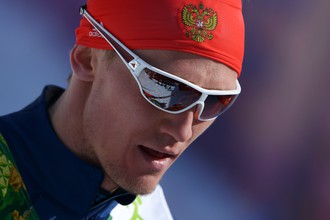 Никита Крюков (Россия) на финише полуфинального забега командного спринта в соревнованиях по лыжным гонкам среди мужчин