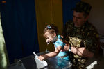 Украинский солдат голосует на избирательном участке во Львове
