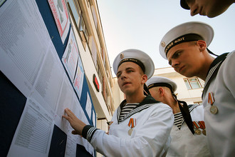 Севастополь. Выпускники Нахимовского военно-морского училища перед сдачей единого государственного экзамена, который был организован в одной из школ города для выпускников Крыма