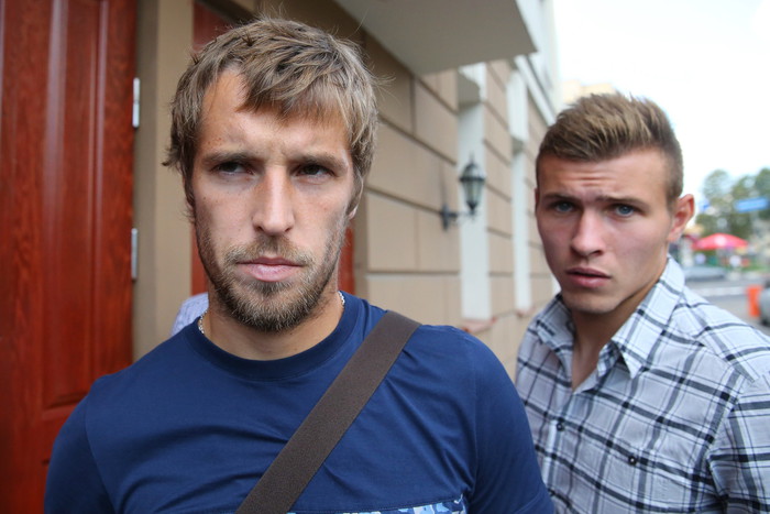 Дмитрий Комбаров (слева) и Сергей Паршивлюк избежали дисквалификаций, но при этом правый защитник заплатит штраф