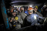 Шахтеры выходят из клети на шахте «Глубокая» в Шахтерске