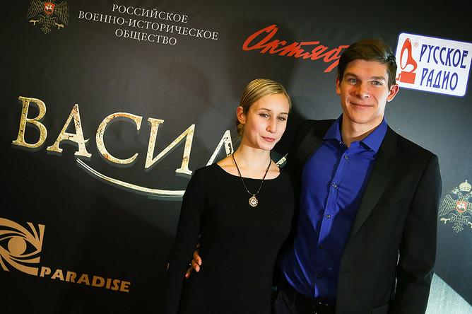Фигуристы Анна Яновская и Сергей Мозгов на премьере фильма режиссера Антона Сиверса «Василиса» в кинотеатре «Октябрь»
