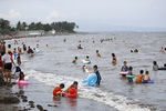 Празднования Пасхи на пляже в Танза, Филиппины