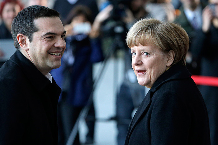 Канцлер Германии Ангела Меркель приветствует премьер-министра Греции Алексиса Ципраса во время его визита в Берлин 23 марта 2015 года