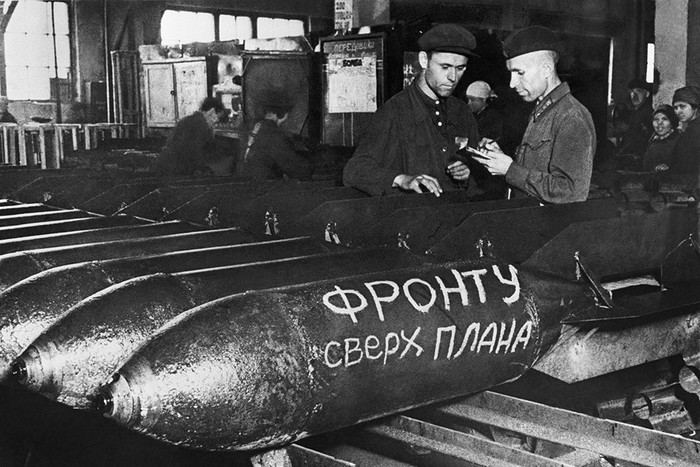 Сибирь. Авиабомбы, выпущенные сверх плана, в цехе оборонного завода. Фотография: фотохроника ТАСС