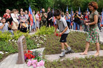 Жители Донецка в Международный день защиты детей на митинге «Мы вас помним» в память о детях Донбасса, которые погибли в результате обстрелов города